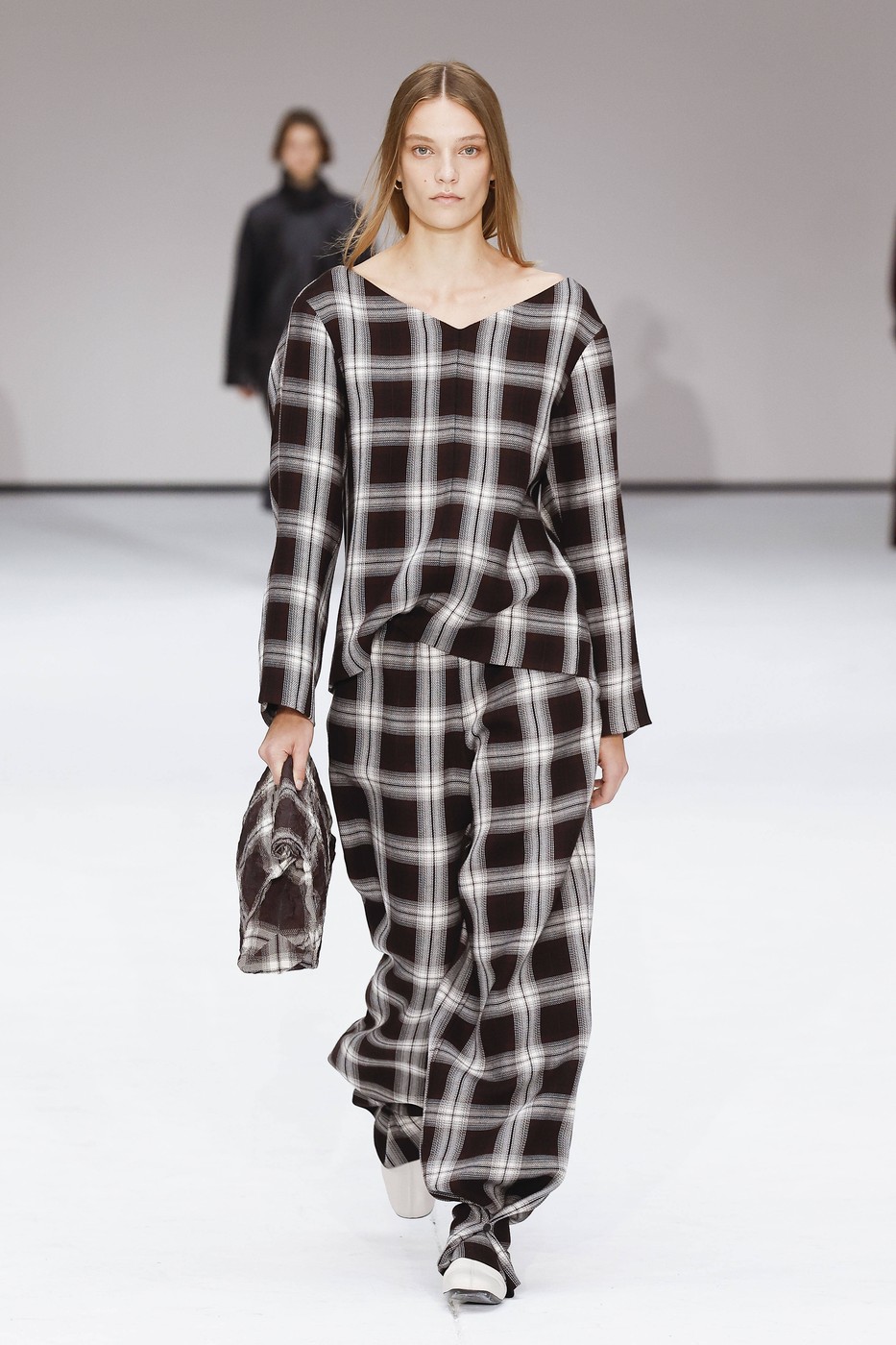 COS 2026 tavaszi-nyári divatbemutató egyik modellje