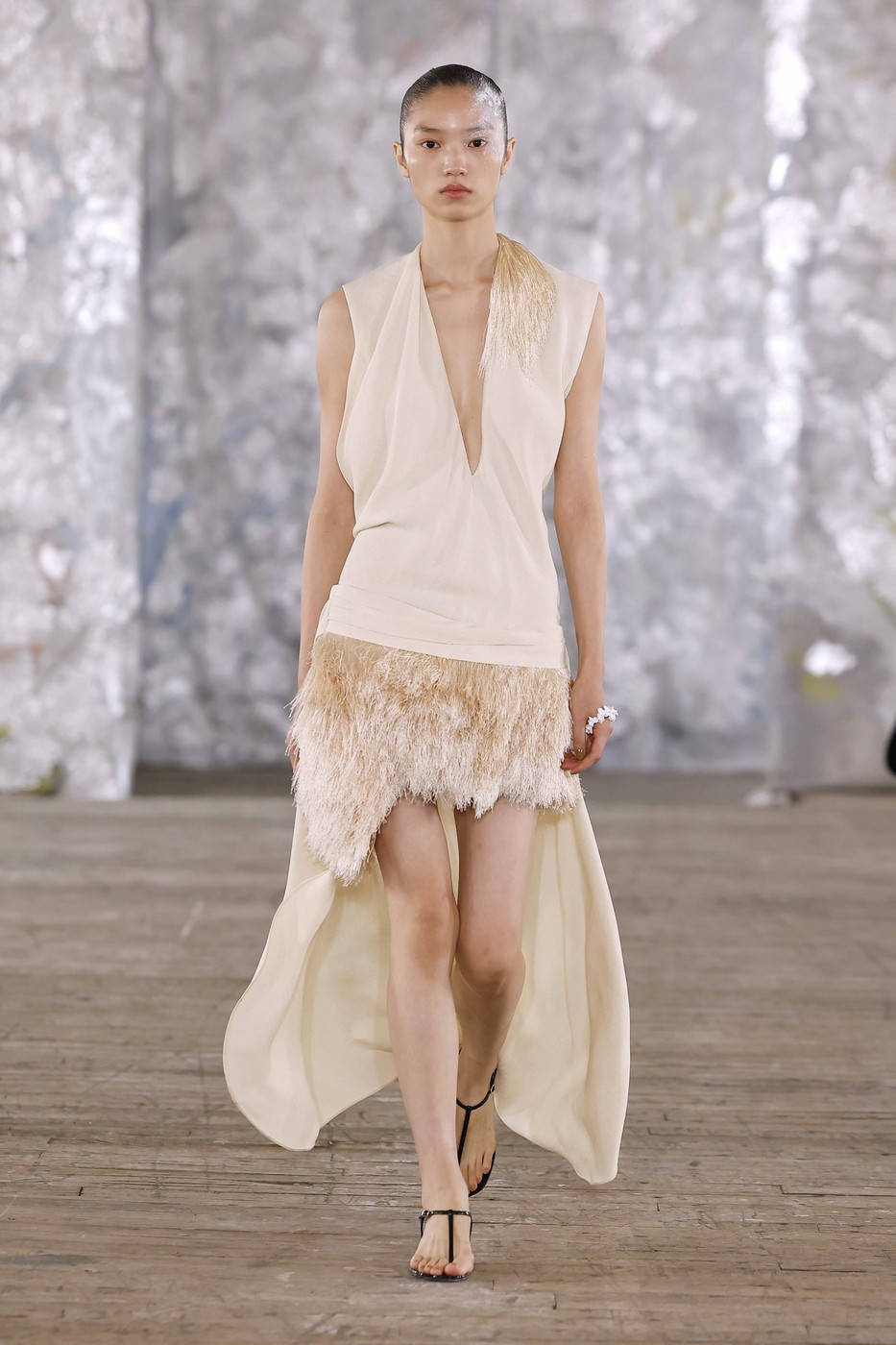 Diotima 2026 tavaszi-nyári divatbemutató egyik modellje