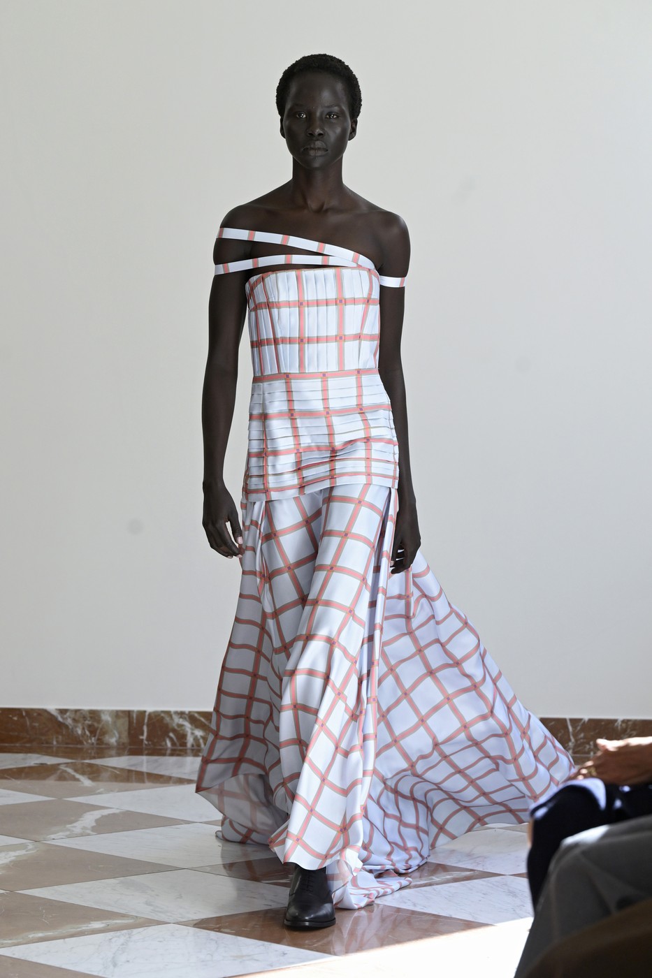 Emilia Wickstead 2026 tavaszi-nyári divatbemutató egyik modellje