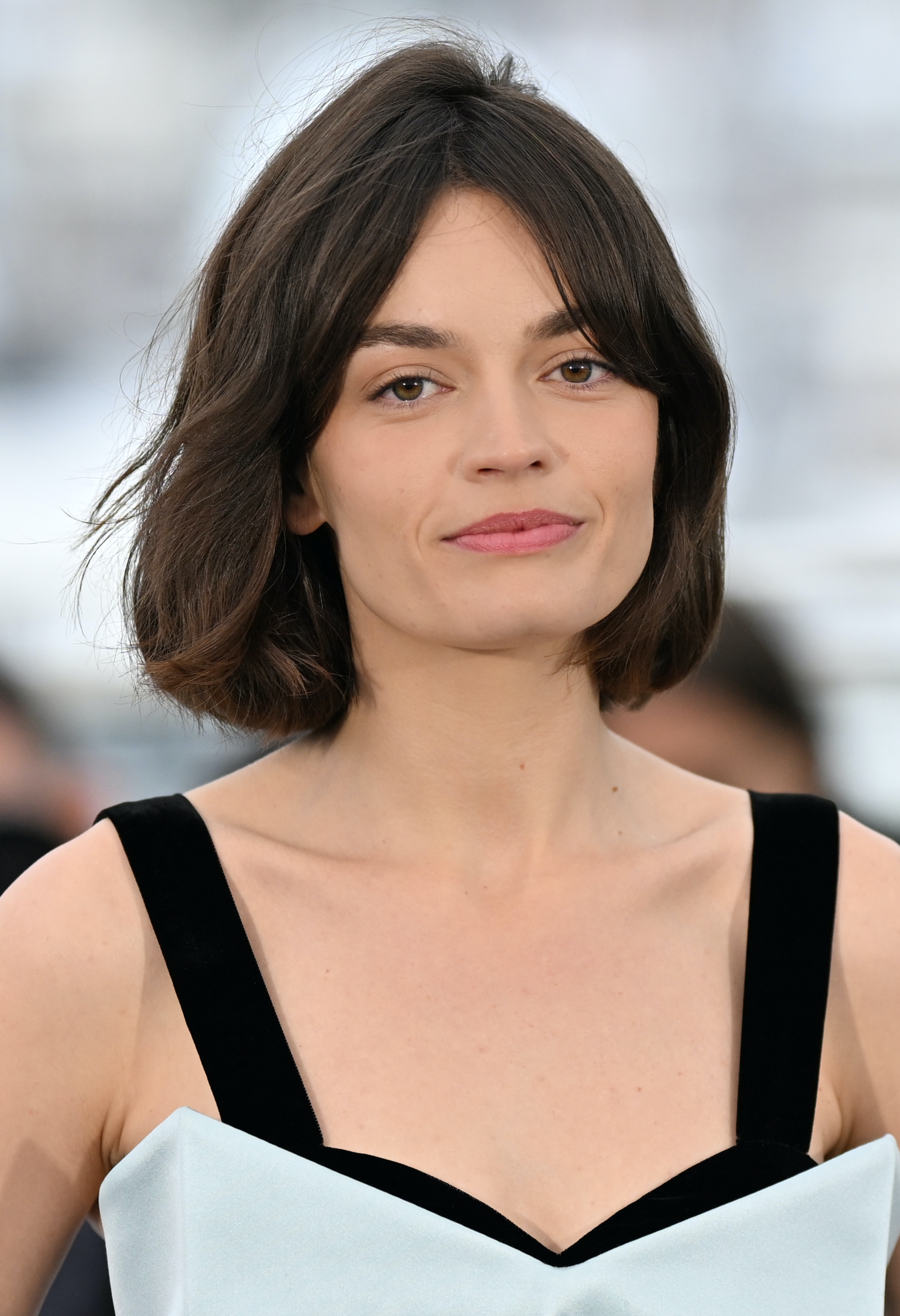 Emma Mackey, geometrikus bubifrizurával