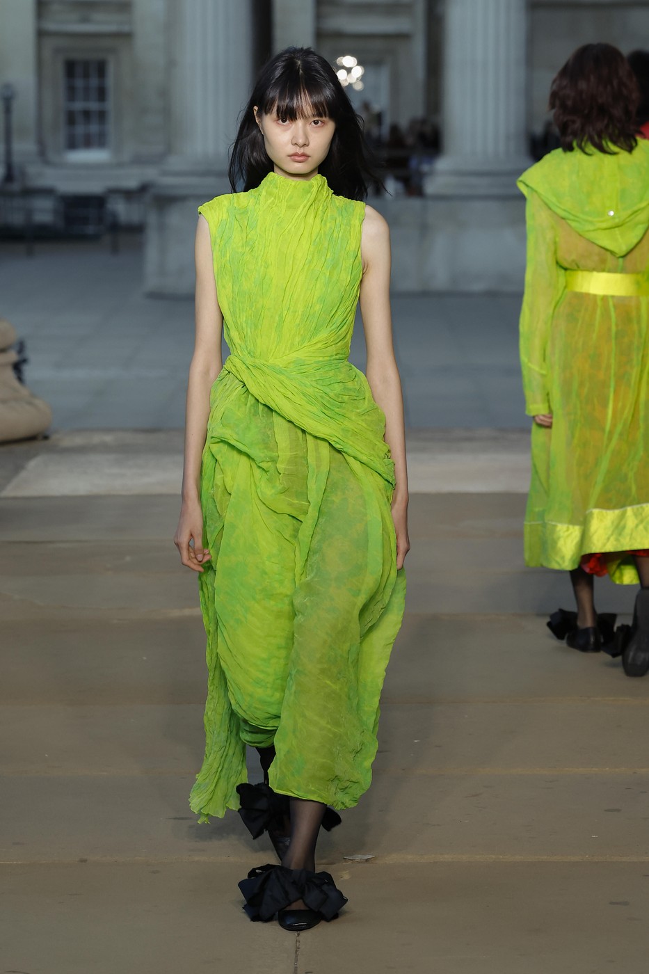 Erdem 2026 tavaszi-nyári divatbemutató egyik modellje