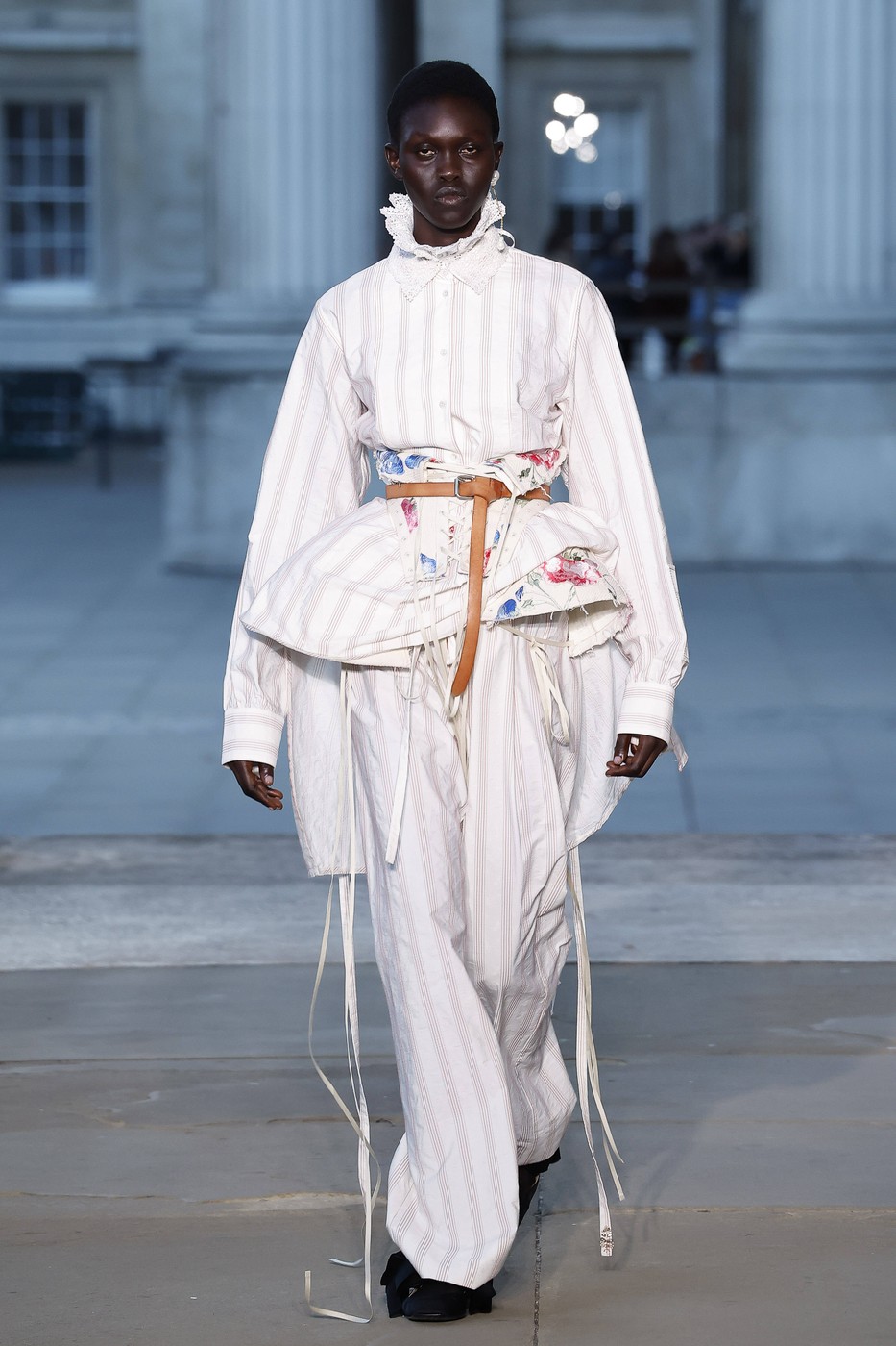 Erdem 2026 tavaszi-nyári divatbemutató egyik modellje