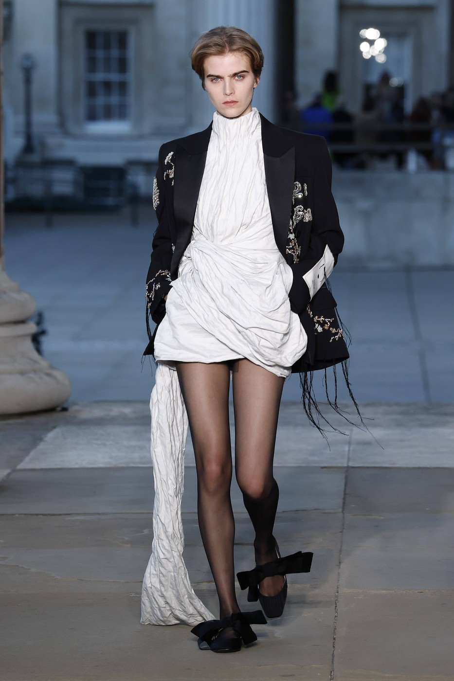 Erdem 2026 tavaszi-nyári divatbemutató egyik modellje