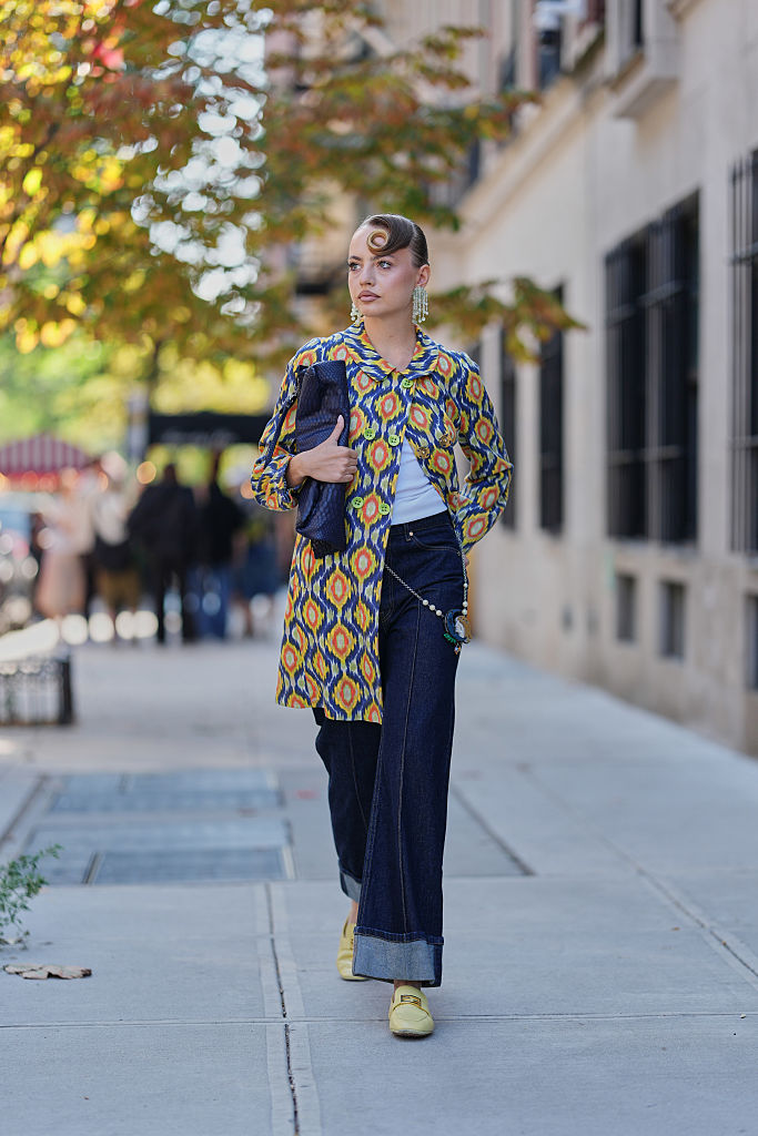 Felhajtott szárú farmert viselő nő az utcán