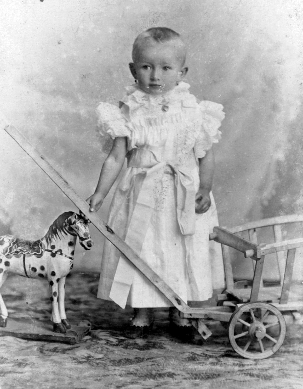 Kislány 1900-ban, fekete-fehér fotón