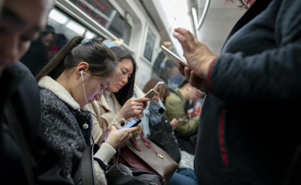 Minden utas a telefonját nyomkodja a metrón