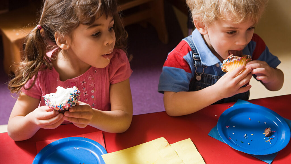 Süteményt esznek óvodások