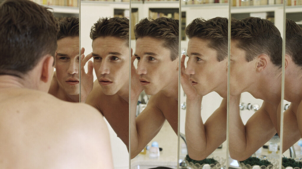 Férfi nézi magát a tükörben