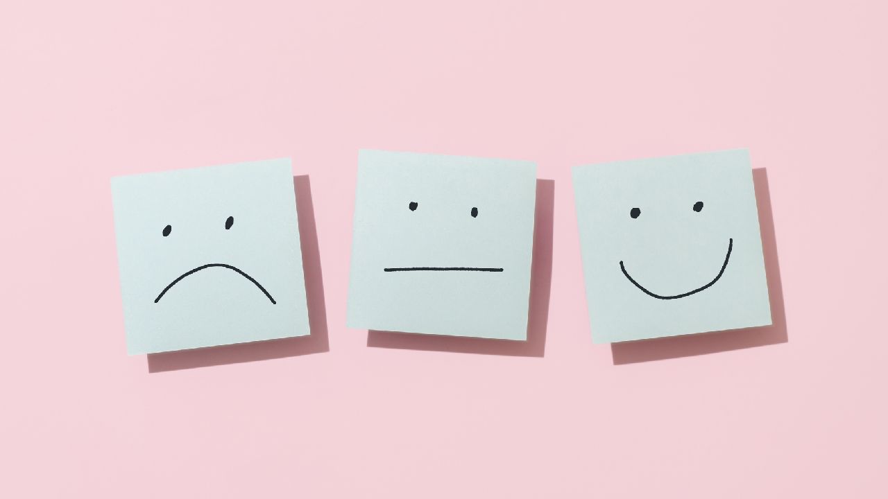 Három érzelem fehér lapokon rózsaszín háttérrel