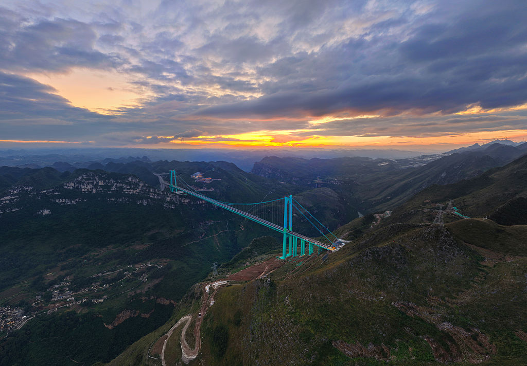 Huajiang Grand Canyon Bridge, Getty Images