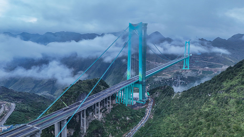 Huajiang Grand Canyon Bridge, Getty Images