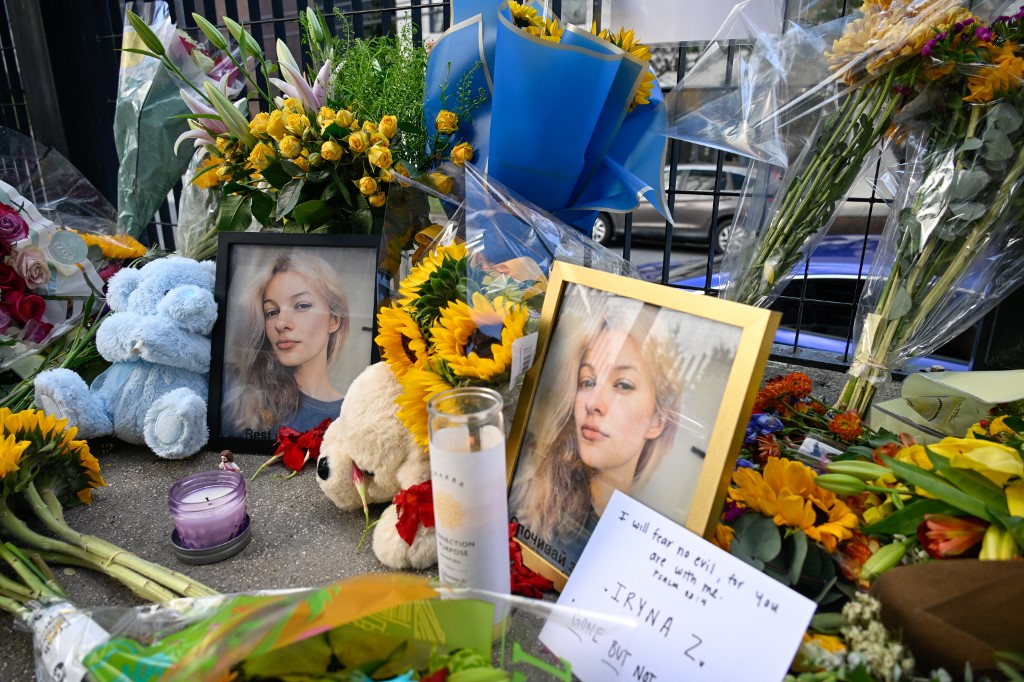 A meggyilkolt 23 éves ukrán Iryna Zarutska emlékműve az East/West Blvd villamosmegállóban Charlotte-ban, Észak-Karolina államban, 2025. szeptember 11-én. Az augusztus 22-én történt, Iryna Zarutska halálát okozó késelésről készült biztonsági kamera felvételeket nyilvánosságra hozták, miután az eset országos figyelmet keltett. A felvételeken látható, hogy Zarutska felszáll a vonatra, majd leül egy másik utas elé. Egy idő után a másik személy kinyit egy kést, feláll és leszúrja Zarutska-t. Peter Zay / Anadolu (Fotó: Peter Zay / Anadolu via AFP)