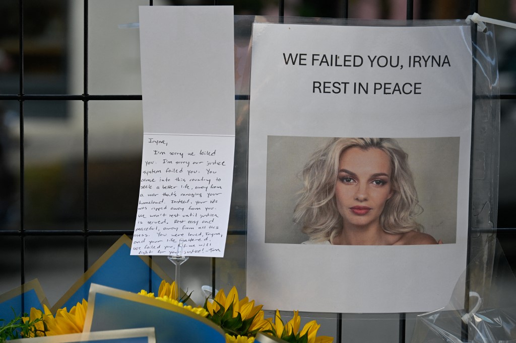 A meggyilkolt 23 éves ukrán Iryna Zarutska emlékműve az East/West Blvd villamosmegállóban Charlotte-ban, Észak-Karolina államban, 2025. szeptember 11-én. Az augusztus 22-én történt, Iryna Zarutska halálát okozó késelésről készült biztonsági kamera felvételeket nyilvánosságra hozták, miután az eset országos figyelmet keltett. A felvételeken látható, hogy Zarutska felszáll a vonatra, majd leül egy másik utas elé. Egy idő után a másik személy kinyit egy kést, feláll és leszúrja Zarutska-t. Peter Zay / Anadolu (Fotó: Peter Zay / Anadolu via AFP)