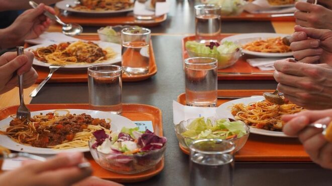 Félelmetesen megdrágult az iskolások ebédje, ennyit fizetünk érte idén