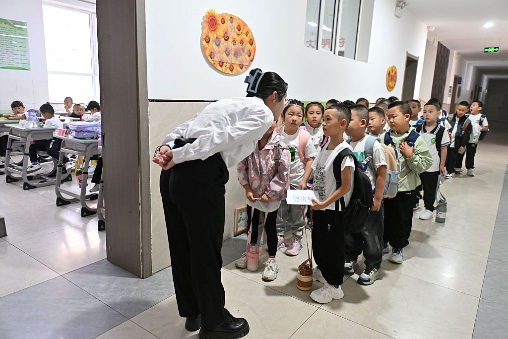 Diákok sorban állnak Kínában