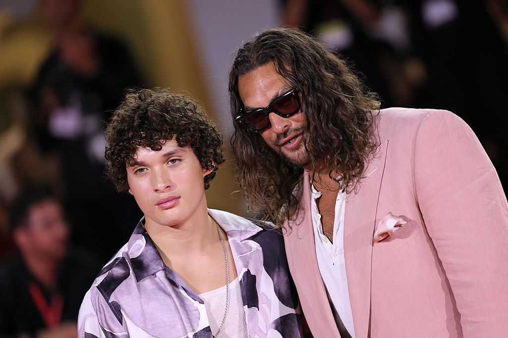 Jason Momoa és fia rózsaszín szettben a Velencei Filmfesztiválon
