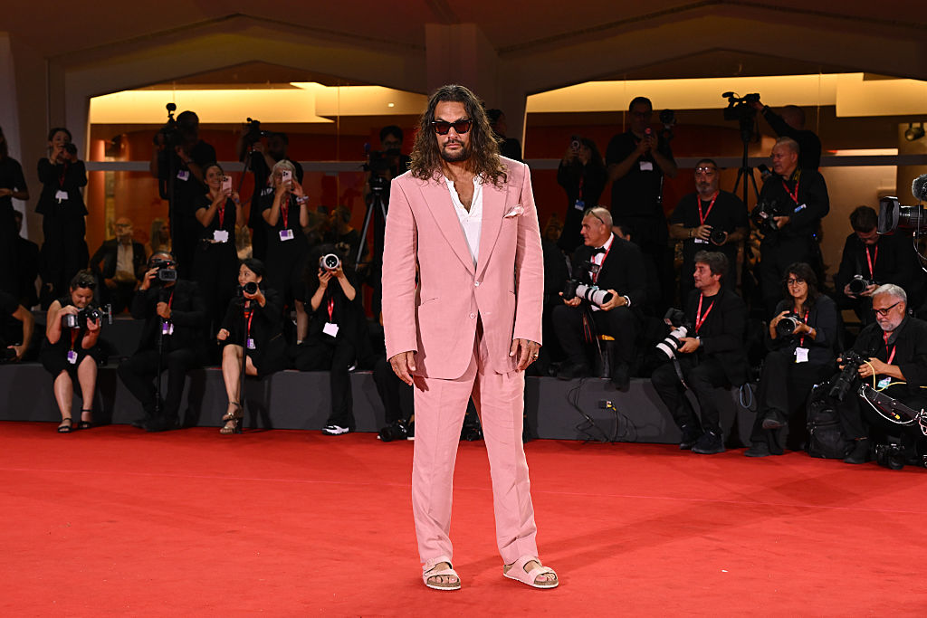 Jason Momoa rózsaszín szettben a Velencei Filmfesztiválon