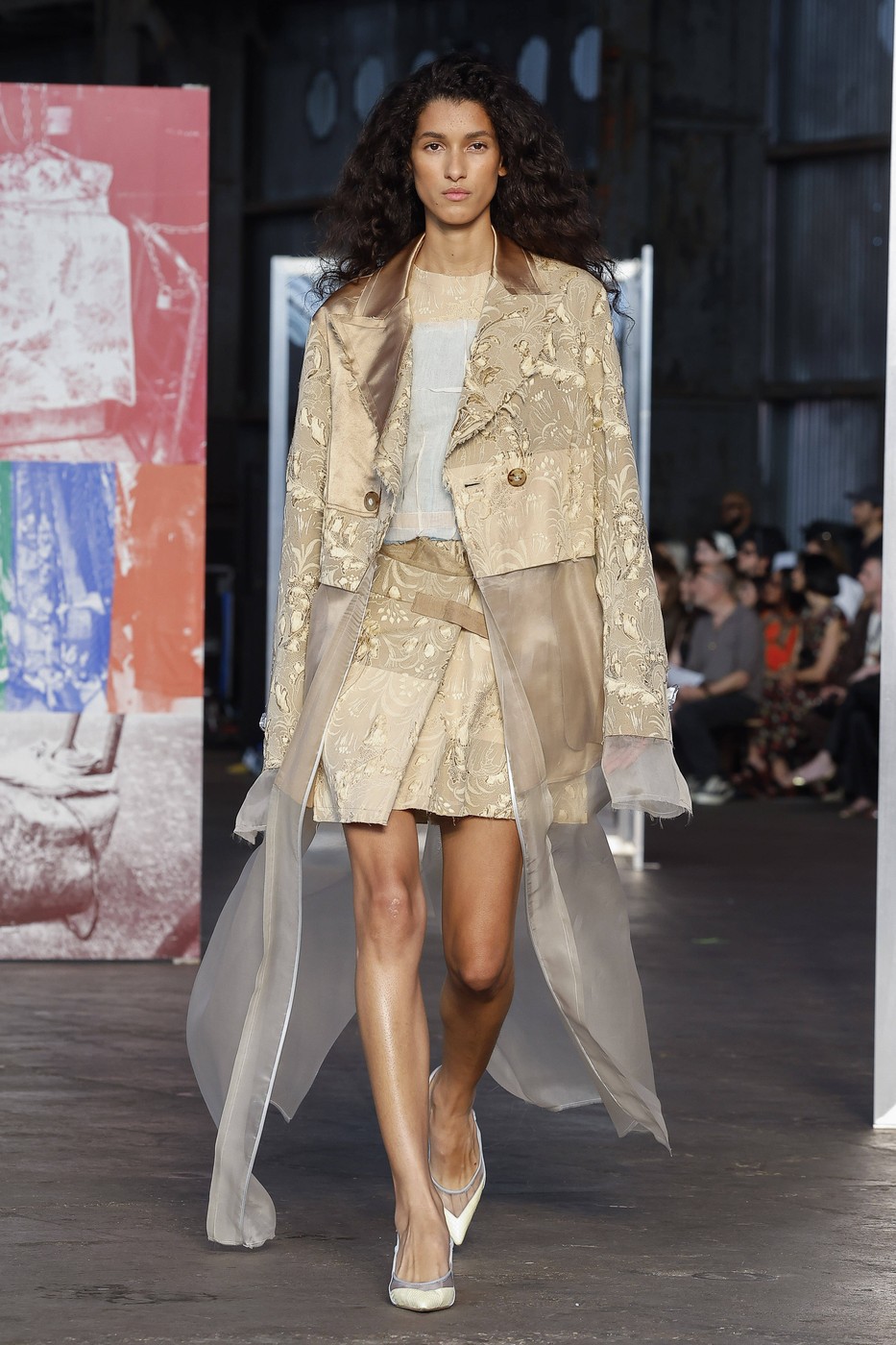 Jason Wu 2026 tavaszi-nyári divatbemutató egyik modellje