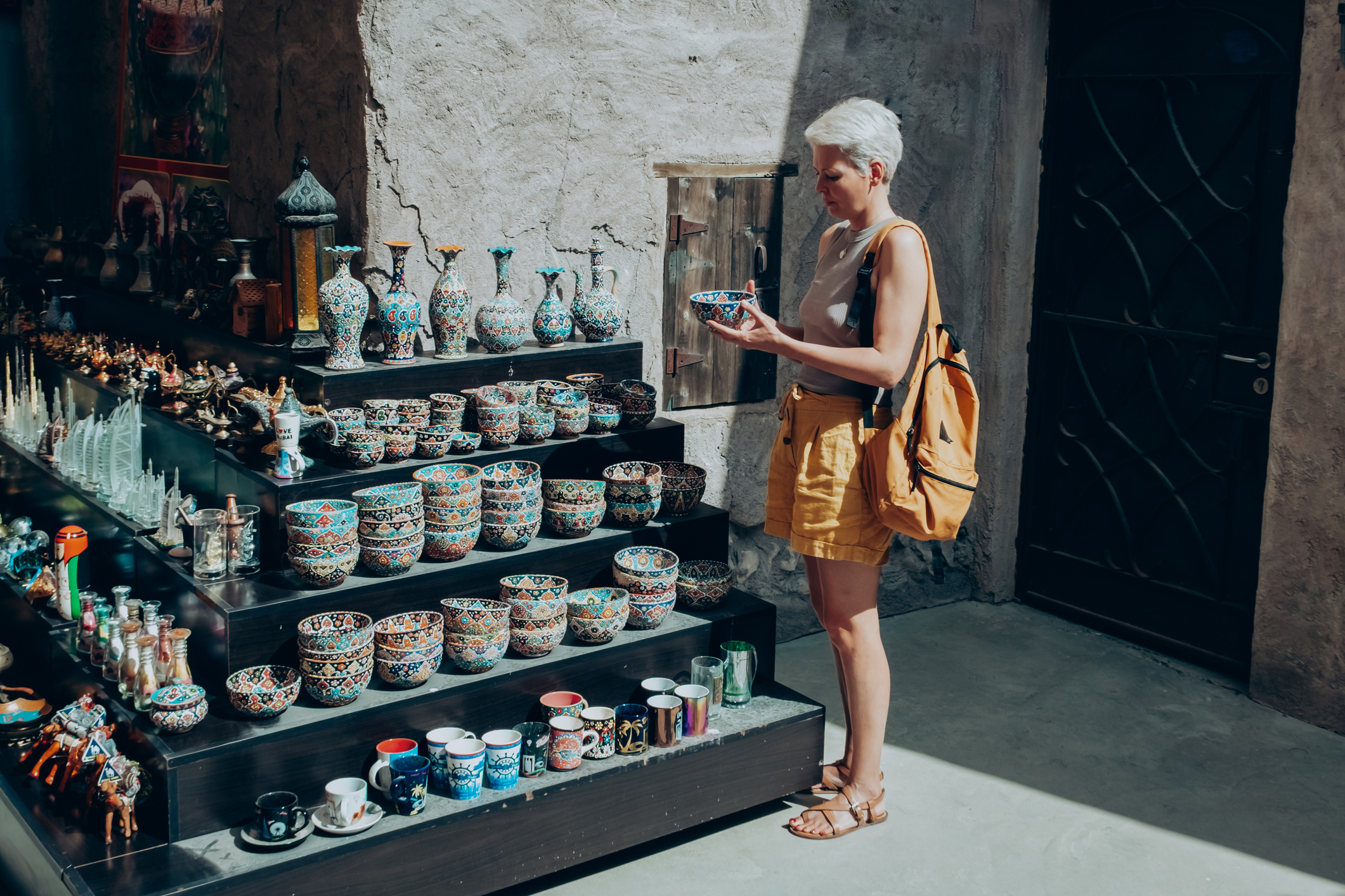 Kerámiát válogató turista