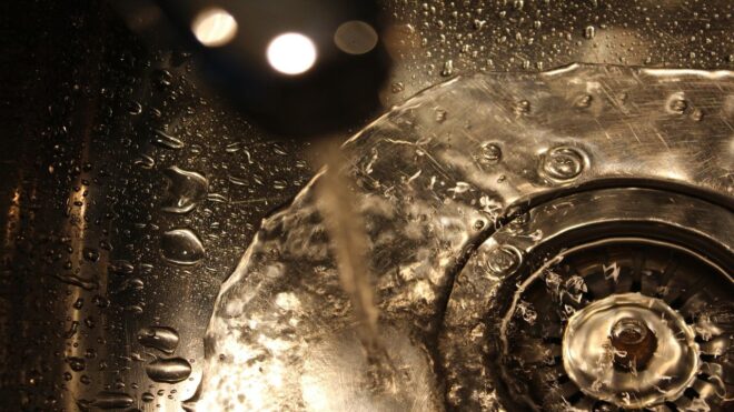 Tényleg mehet a lefolyóba a forró főzővíz? A vízvezeték-szerelő elárulja