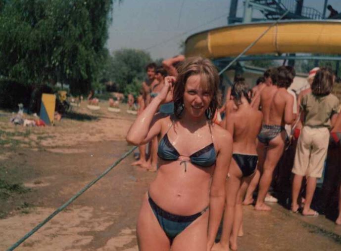 Marsi Anikó bikiniben a Balatonon kamaszként