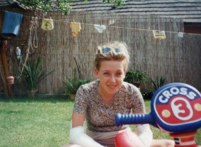 Marsi Anikó törött kézzel