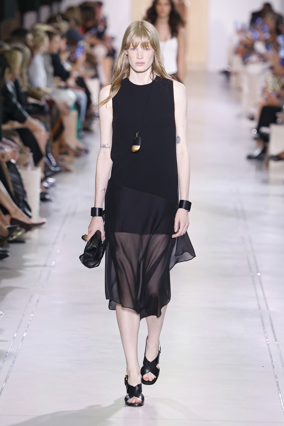 Michael Kors 2026 tavaszi-nyári divatbemutató egyik modellje