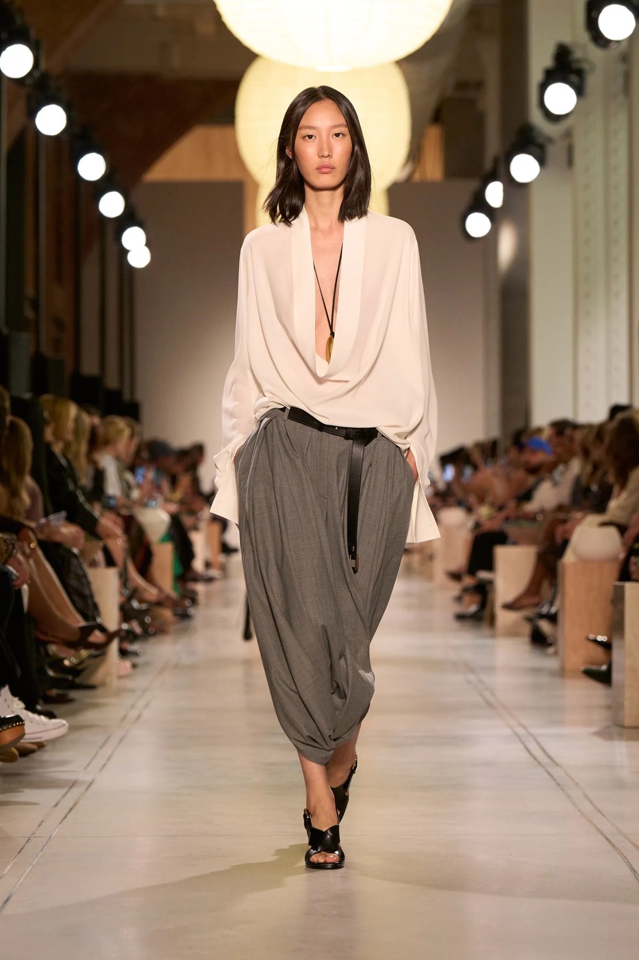 Michael Kors 2026 tavaszi-nyári divatbemutató egyik modellje