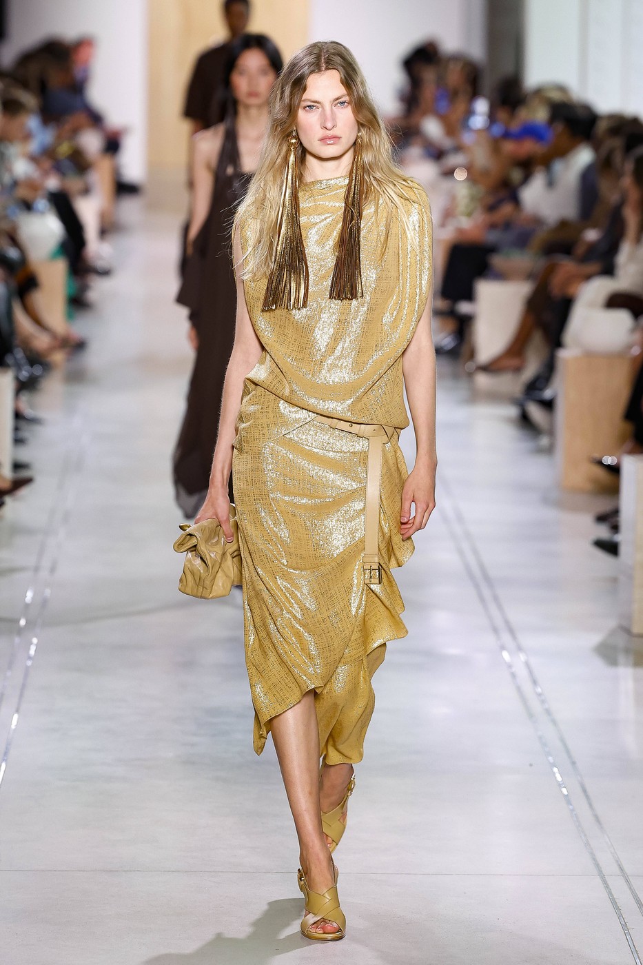 Michael Kors 2026 tavaszi-nyári divatbemutató egyik modellje