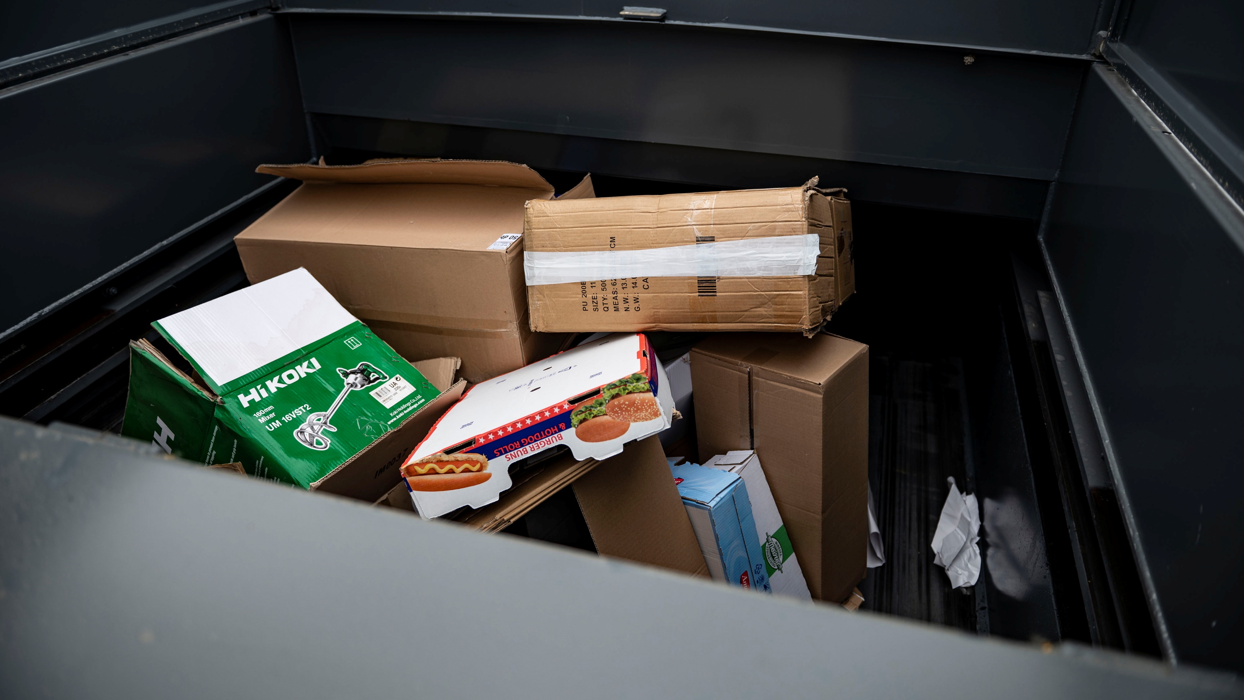 Szemetesben papírdobozok