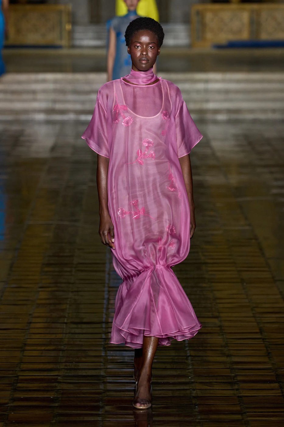 Prabal Gurung 2026 tavaszi-nyári divatbemutató egyik modellje