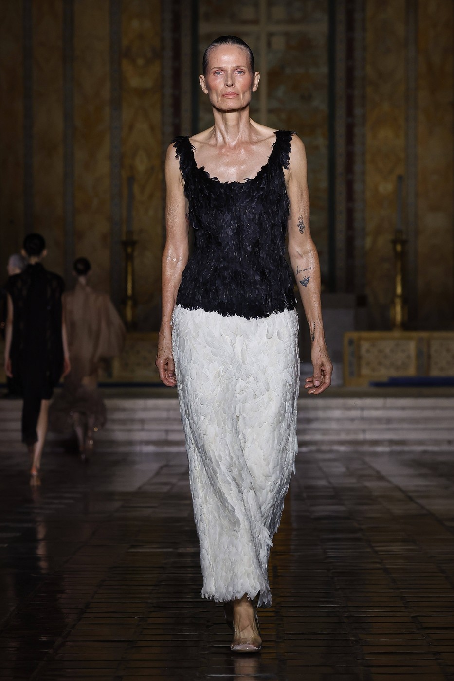 Prabal Gurung 2026 tavaszi-nyári divatbemutató egyik modellje