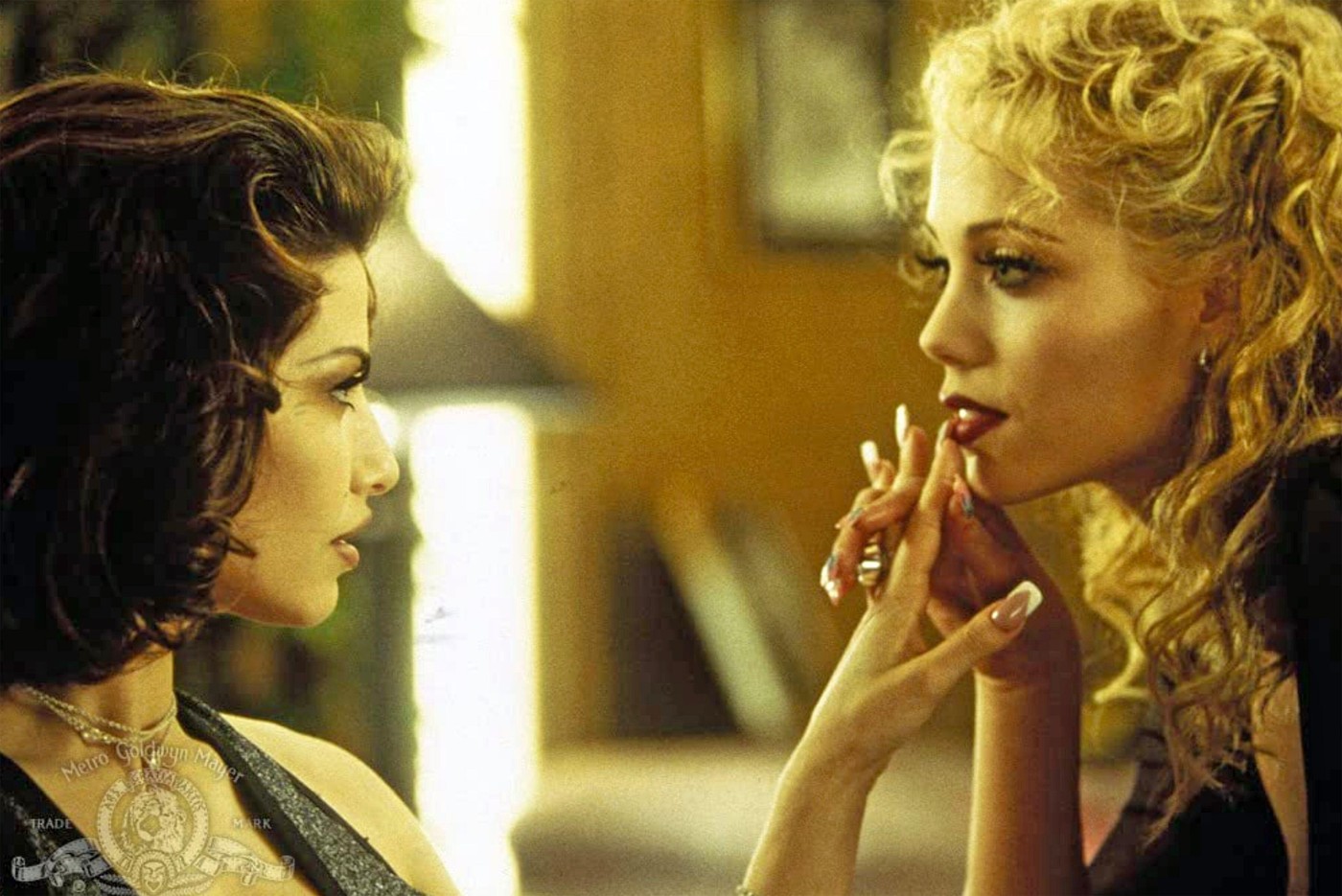 Gina Gershon és Elizabeth Berkley