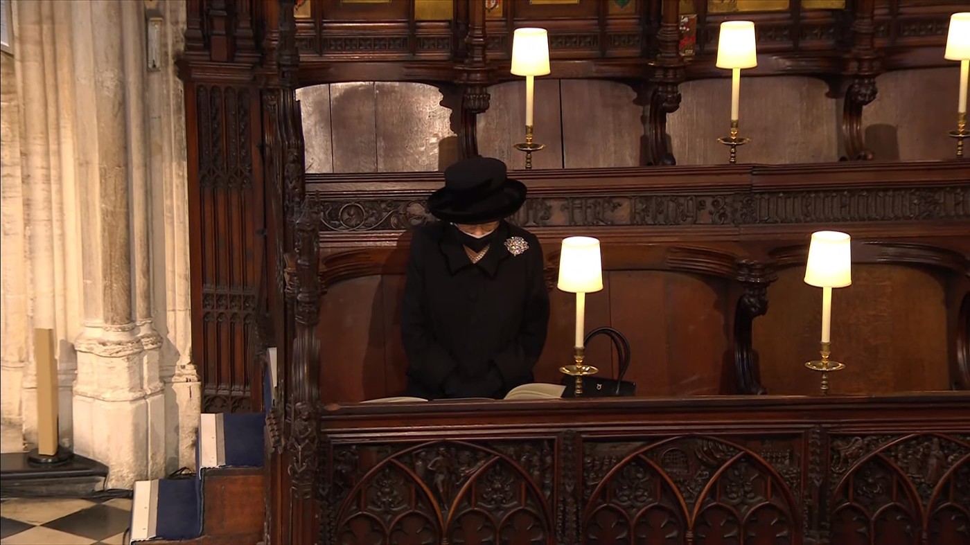 II. Erzsébet egyedül Fülöp herceg temetésén