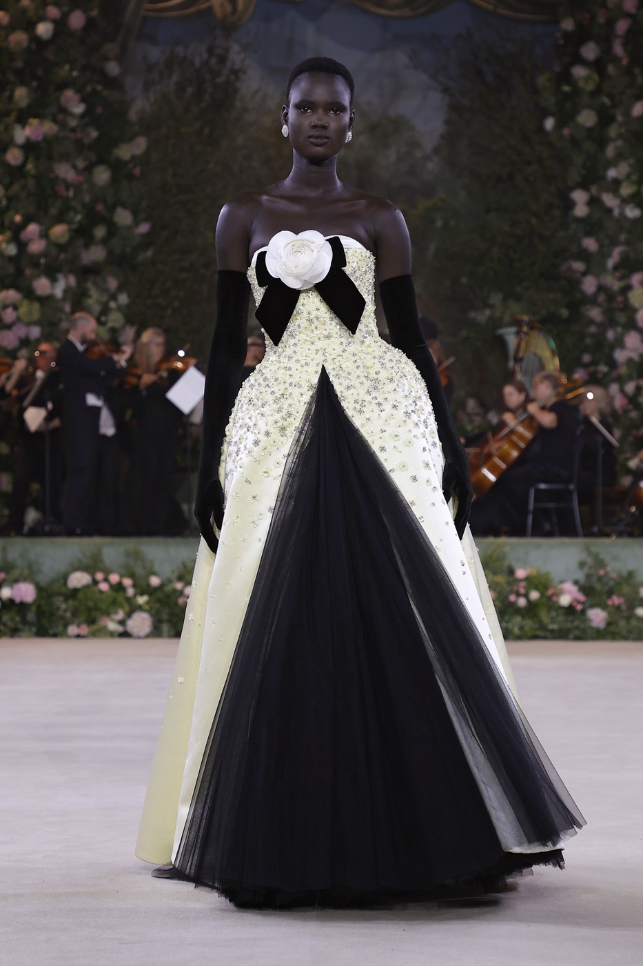 Richard Quinn 2026 tavaszi-nyári divatbemutató egyik modellje