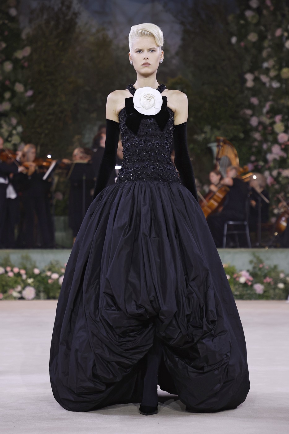 Richard Quinn 2026 tavaszi-nyári divatbemutató egyik modellje