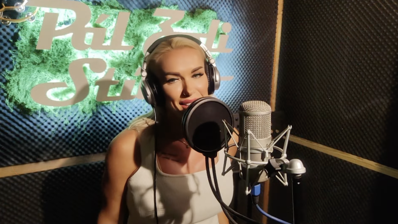 Molnár Anikó a mikrofon mögött