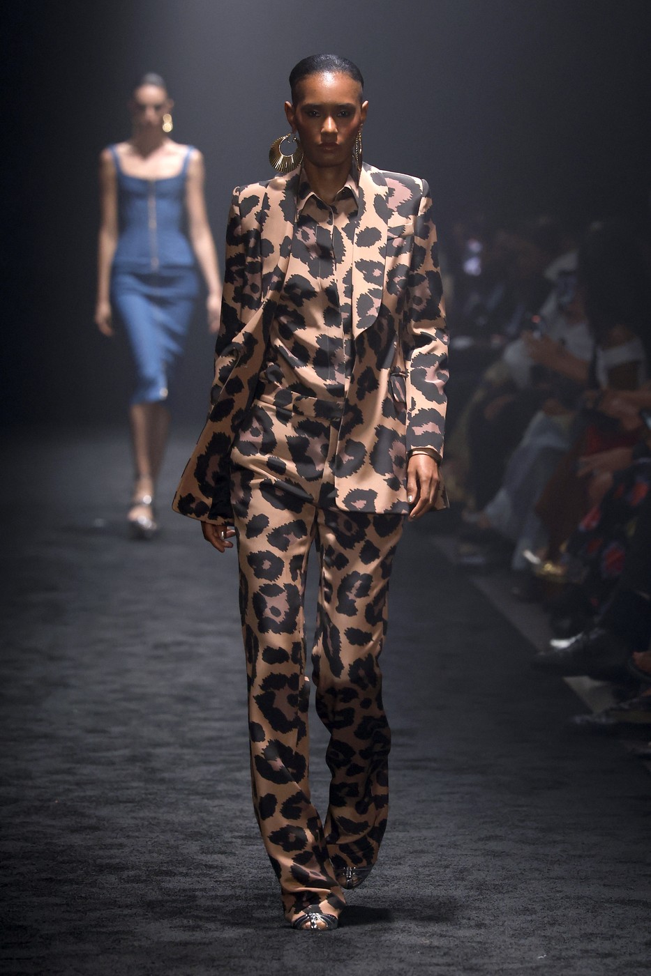 Sergio Hudson 2026 tavaszi-nyári divatbemutató egyik modellje