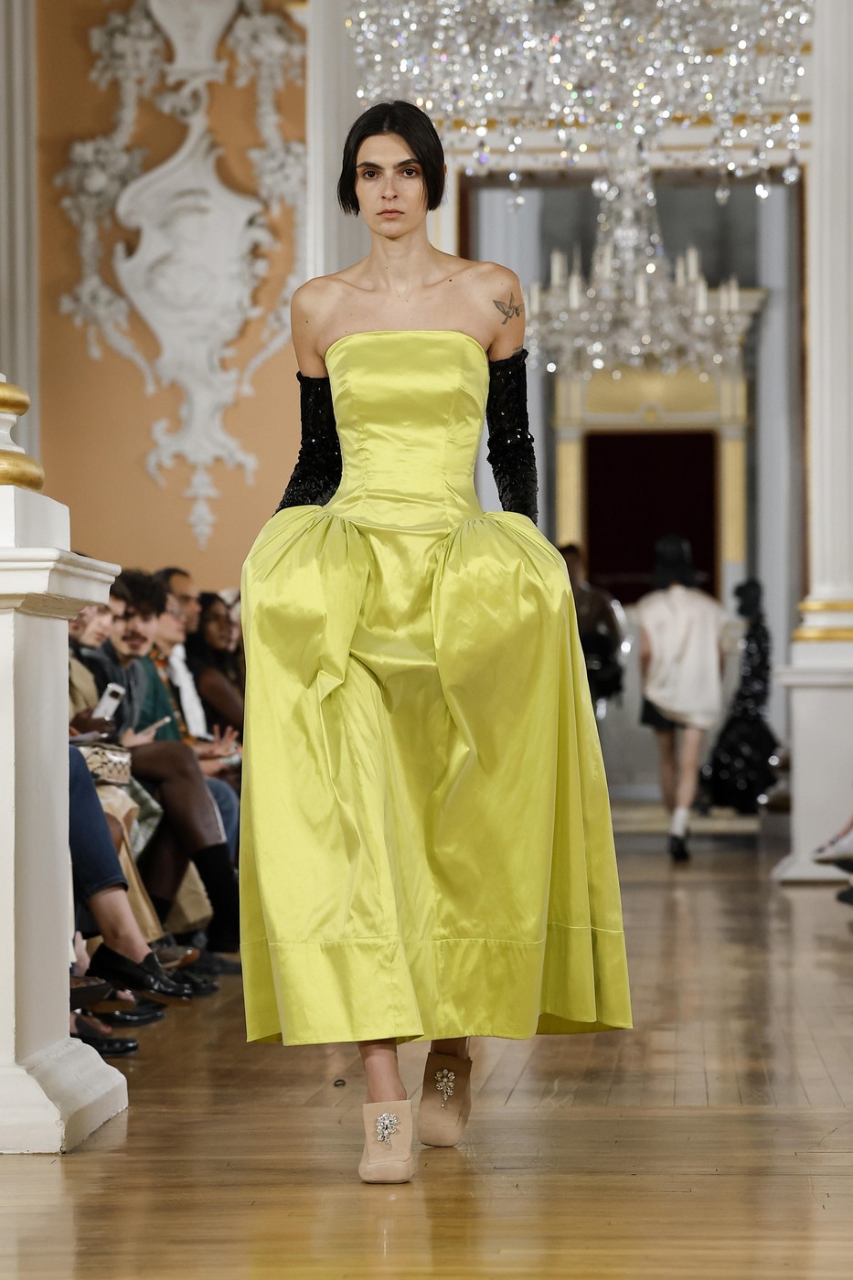 Simone Rocha 2026 tavaszi-nyári divatbemutató egyik modellje