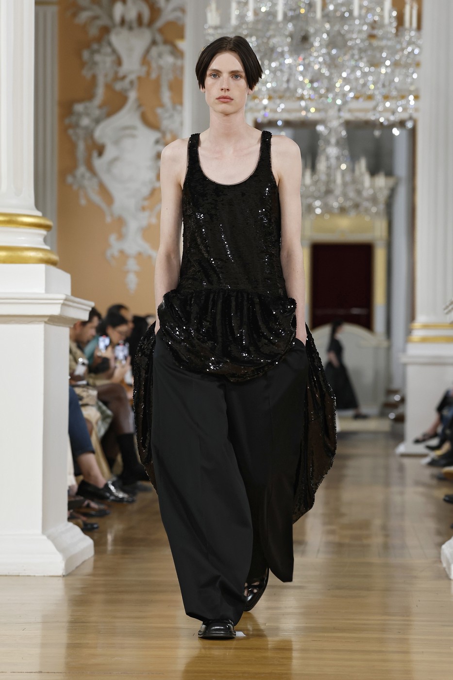 Simone Rocha 2026 tavaszi-nyári divatbemutató egyik modellje