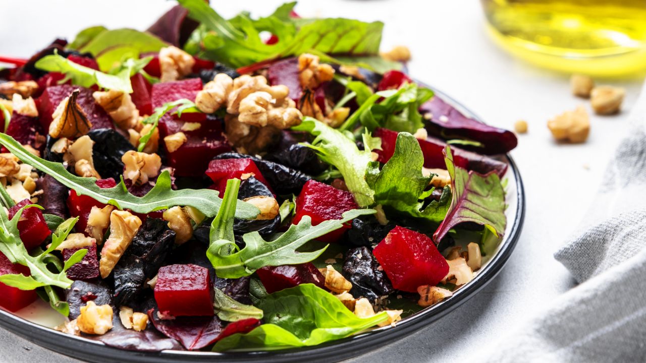 Szilvás-céklás saláta rukkolával