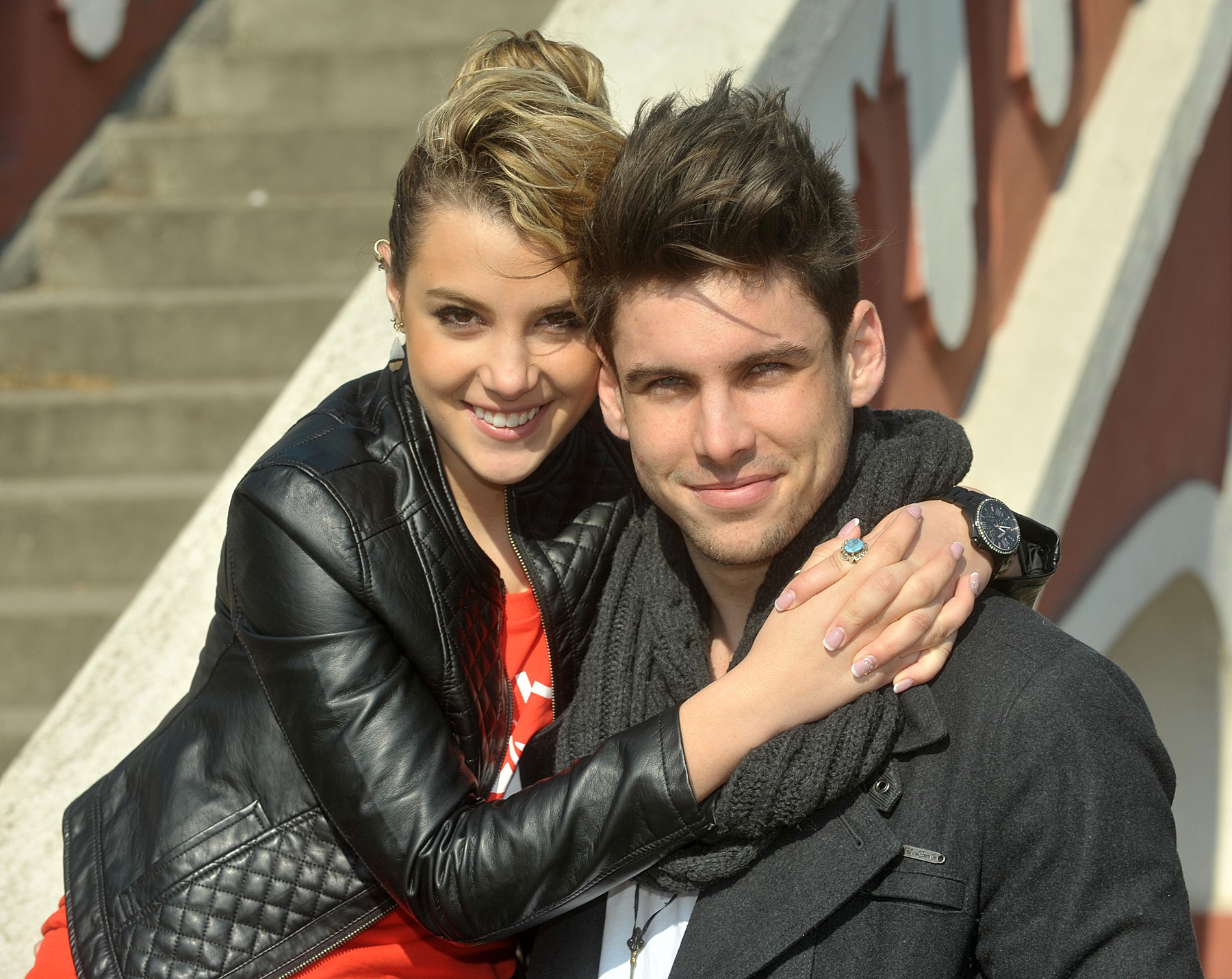 Tóth Andi és Földesi Peti ölelkeznek