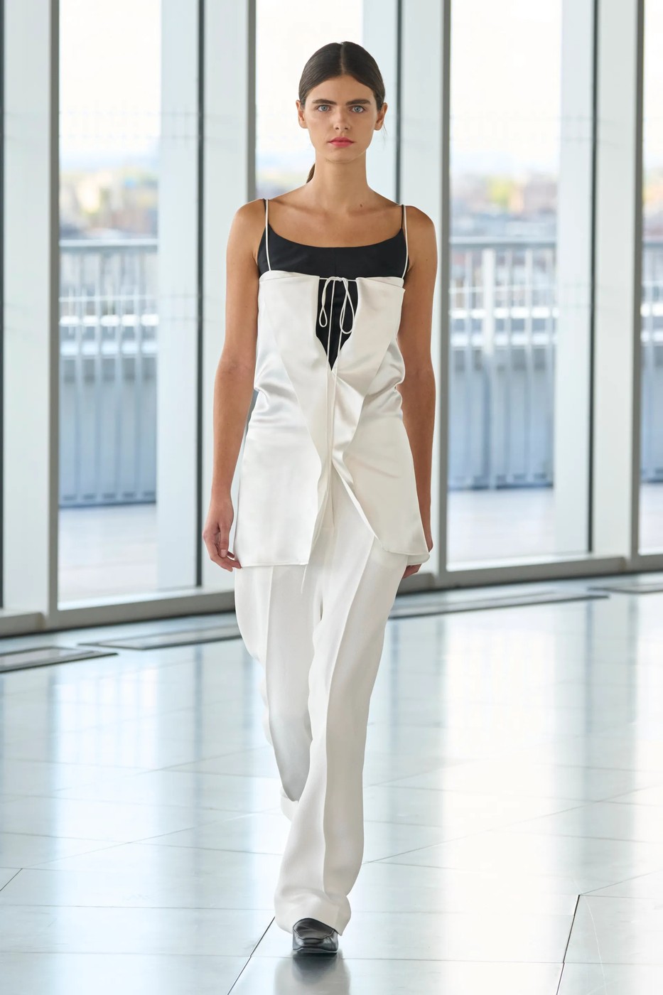 Tove 2026 tavaszi-nyári divatbemutató egyik modellje