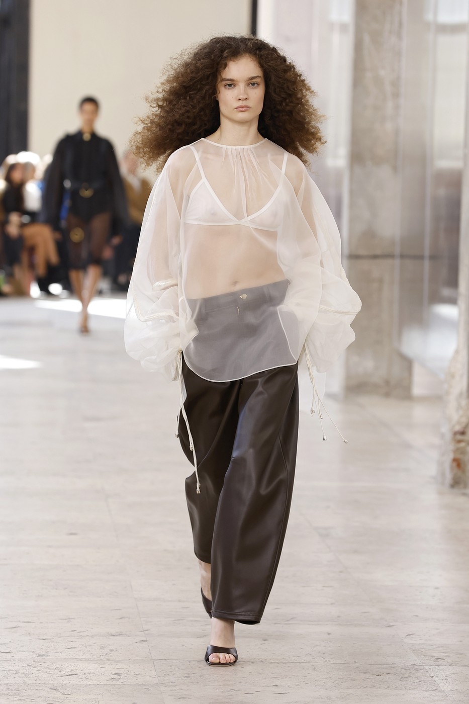 Aje 2026 tavaszi-nyári divatbemutató egyik modellje a kifutón