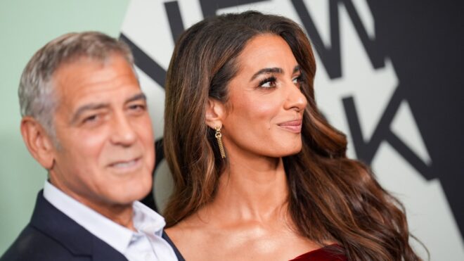 Amal Clooney virágmintás bársony miniruhában rúgja be a buliszezont - galéria