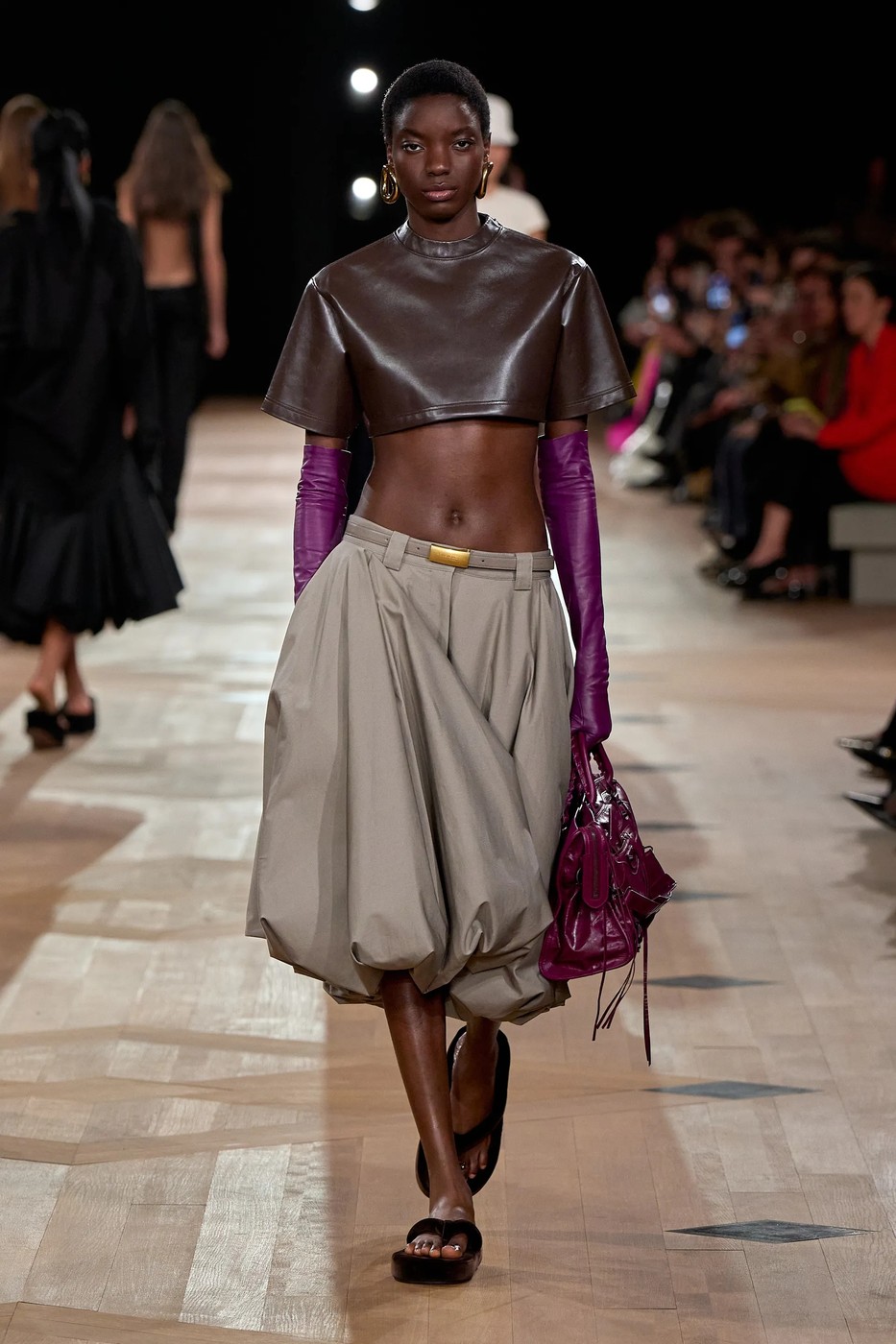 Balenciaga 2026 tavaszi-nyári divatbemutató egyik modellje a kifutón