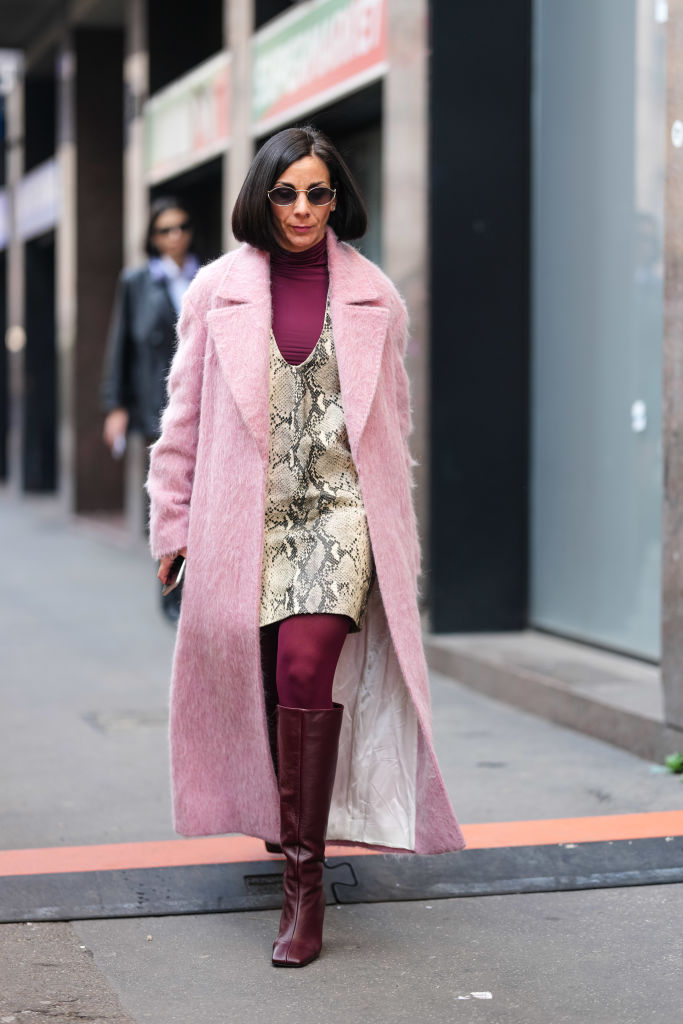 Burgundi-állatmintás öltözéket viselő nő az utcán