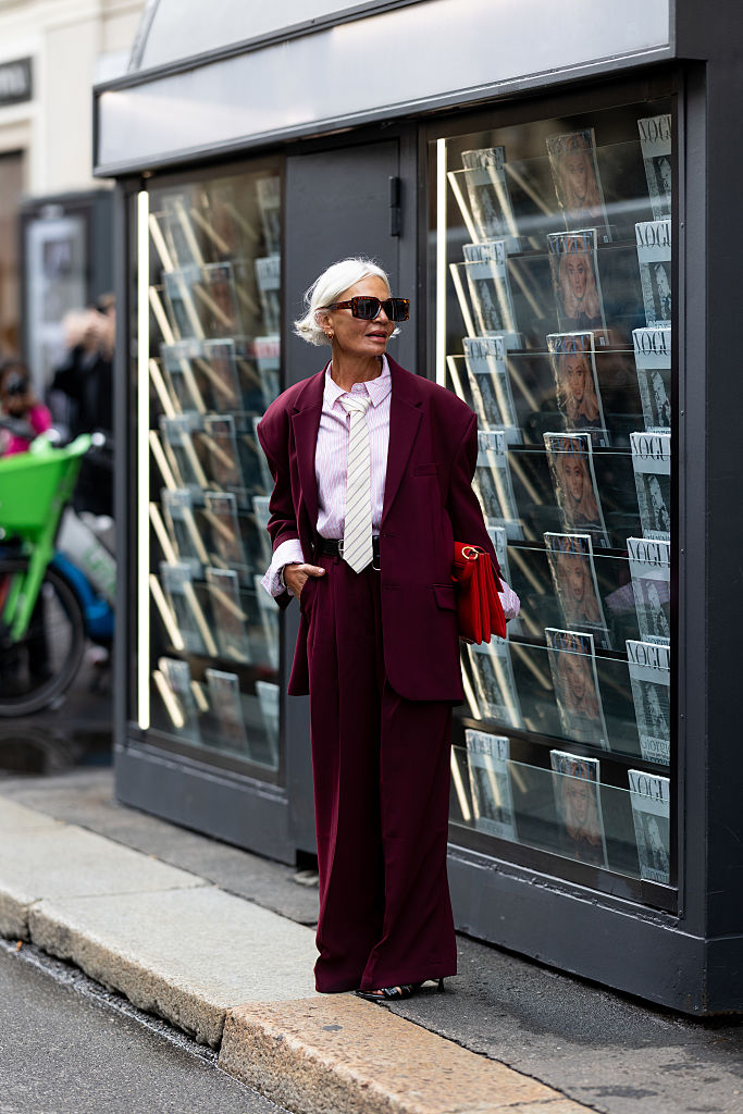 Burgundi-rózsaszín öltözéket viselő nő az utcán