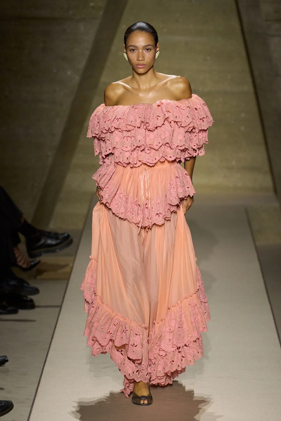 Chloé 2026 tavaszi-nyári divatbemutató egyik modellje a kifutón