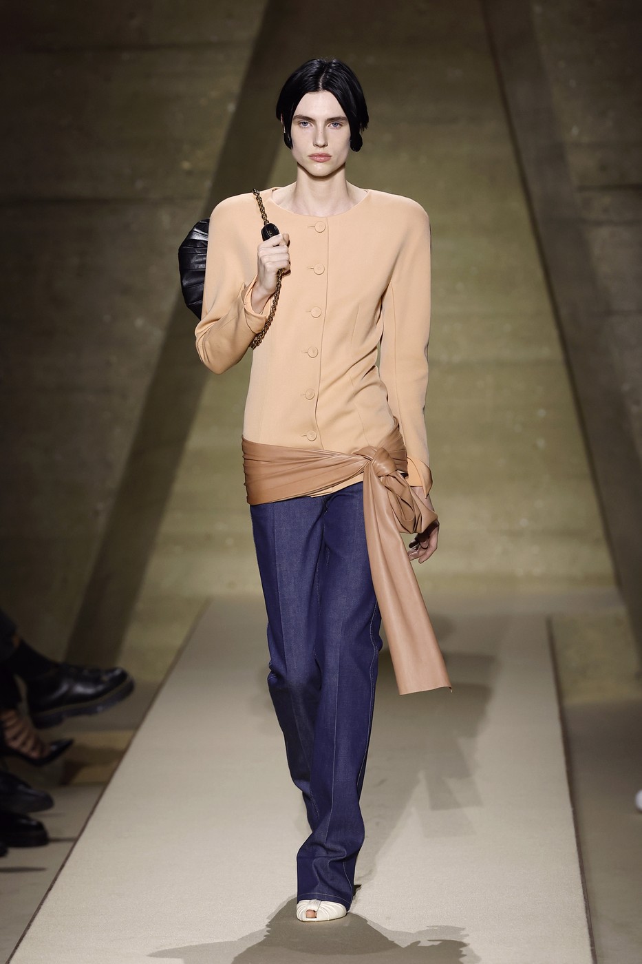 Chloé 2026 tavaszi-nyári divatbemutató egyik modellje a kifutón